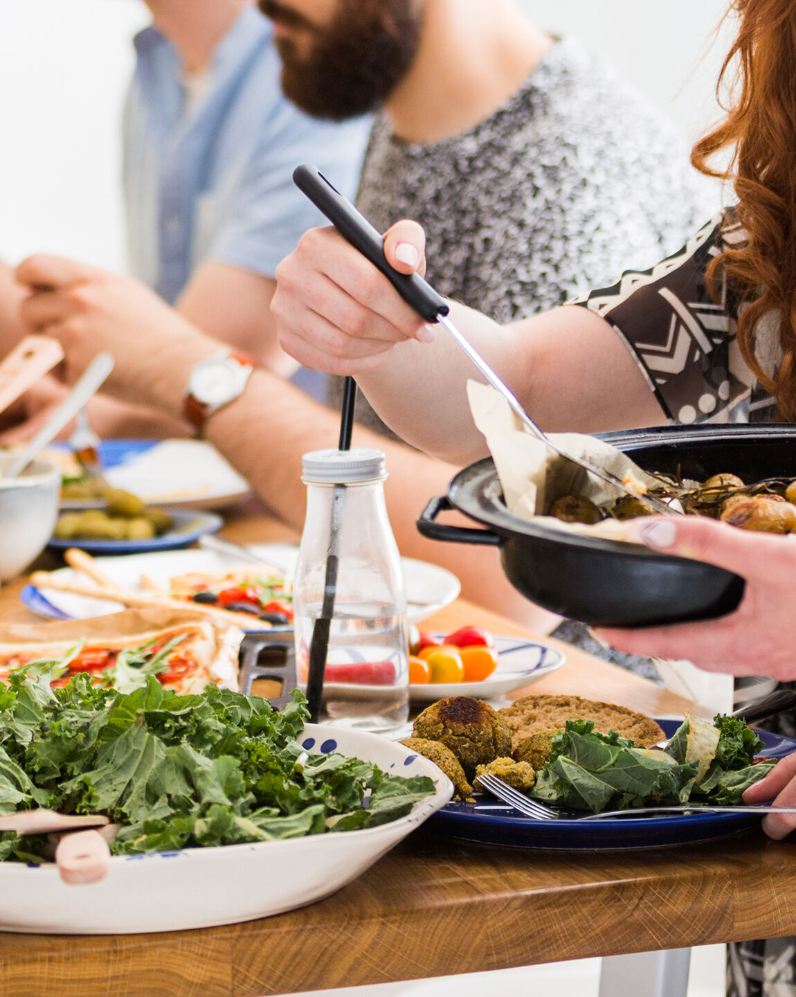 Repas convivial à base d’aliments frais et sains, servi sur une table en bois