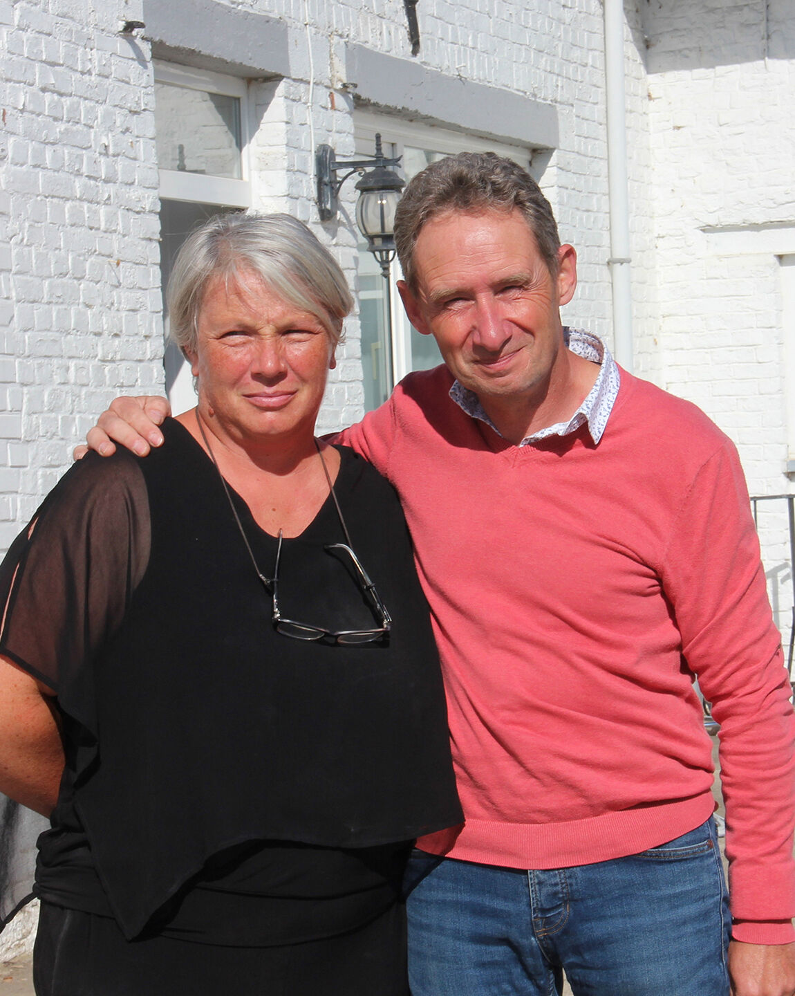 Sabine et Éric Léonard, fondateurs du Safran de Cotchia, devant leur exploitation en Belgique