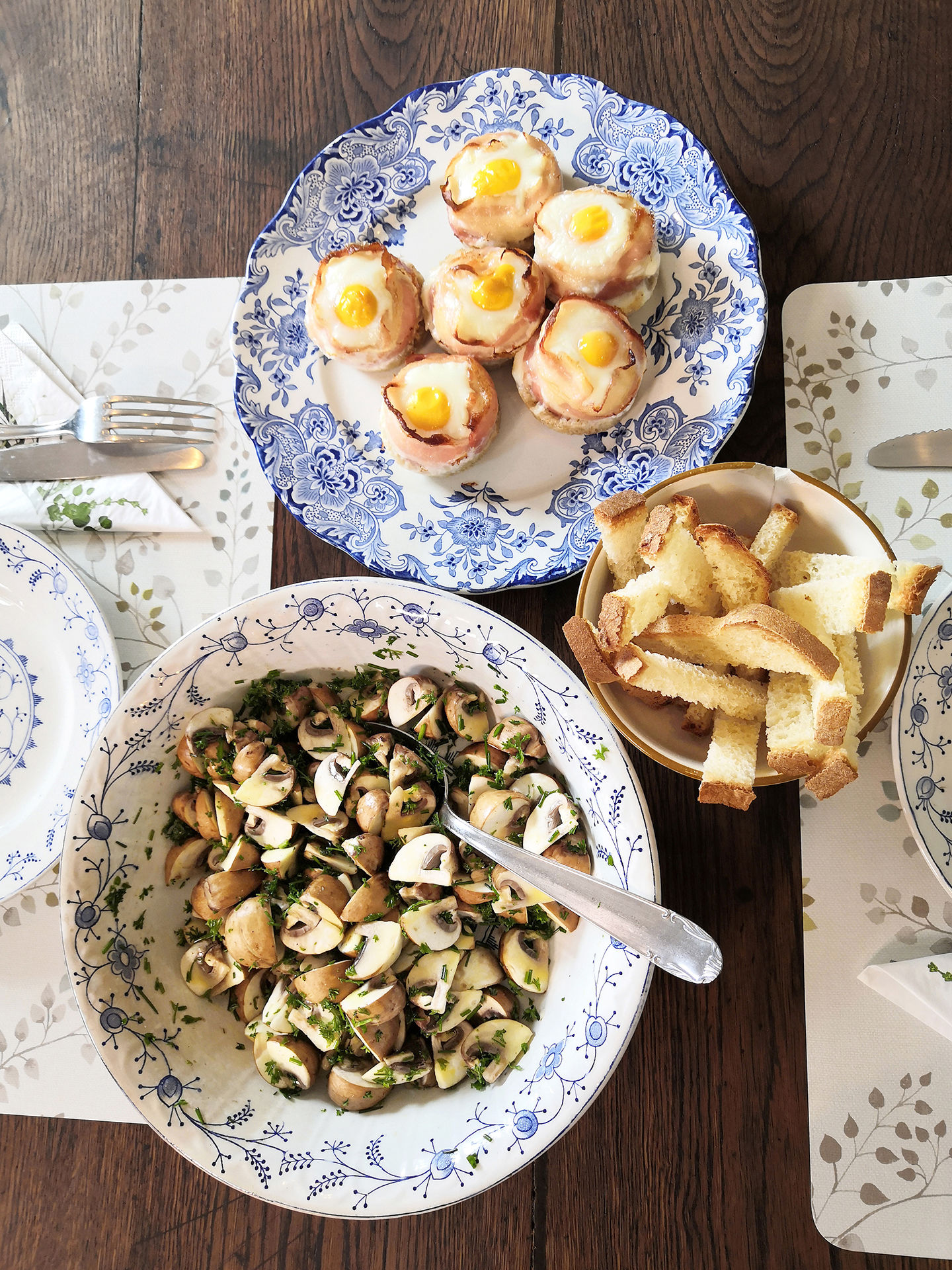 plat culinaire recette d'hiver toasts muffins oeufs champignons salade