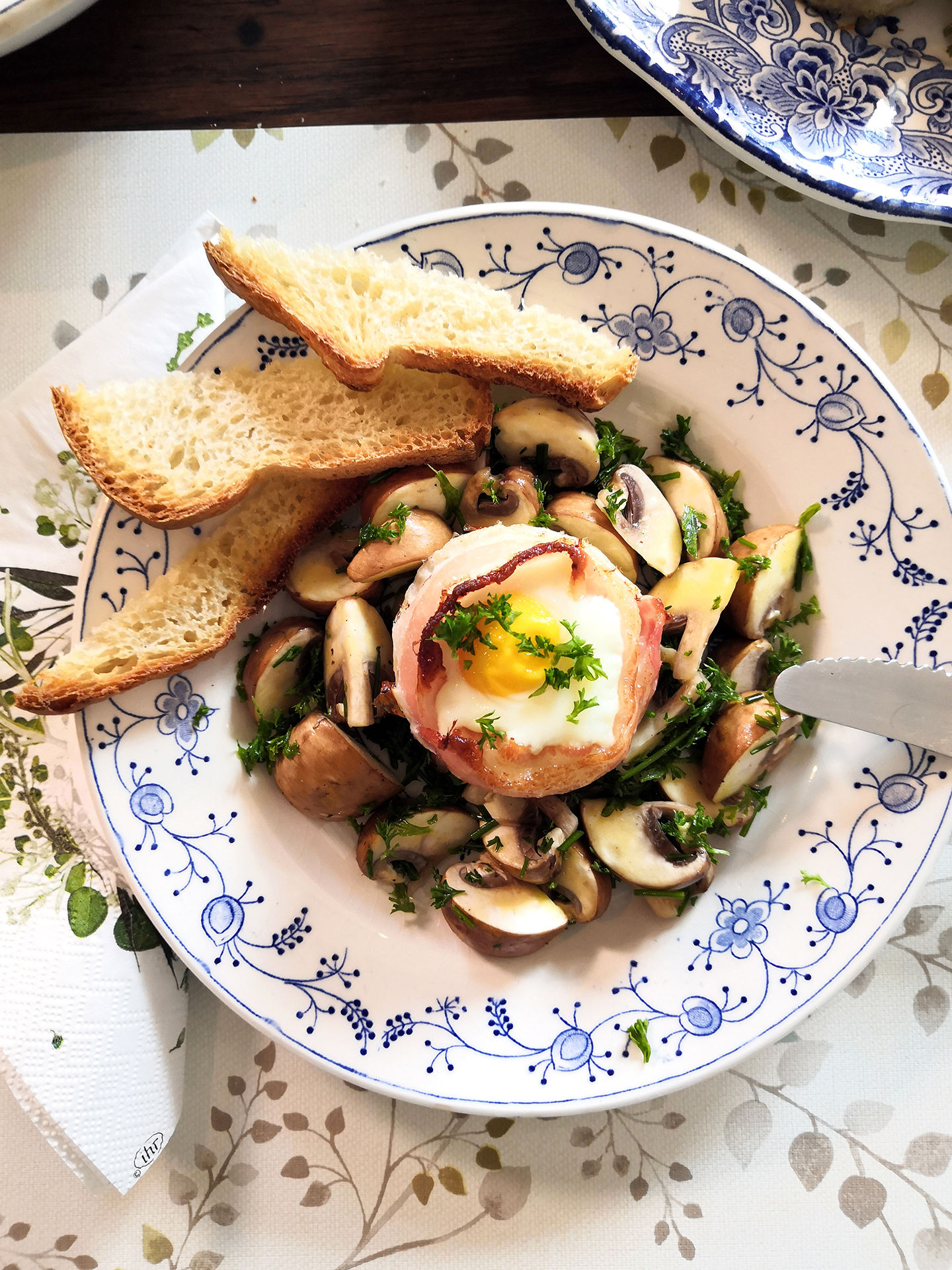 plat culinaire oeufs toast champignons salade