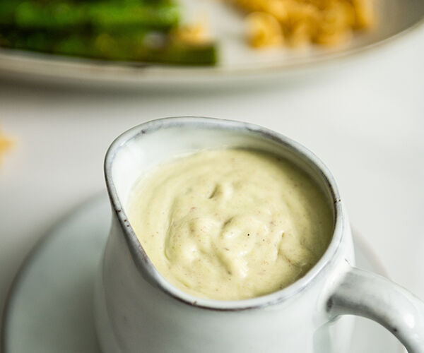 présentation sauce dans un pot de la recette Pâtes, asperges et jambon d'Ardenne