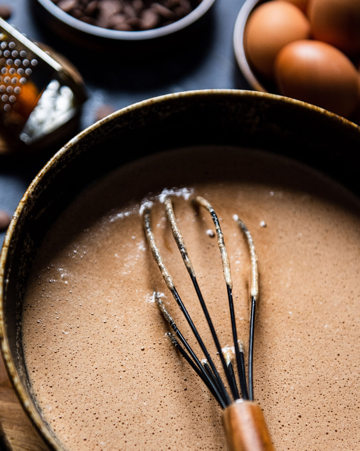 préparation dessert fouet mousse chocolat oeufs copeaux