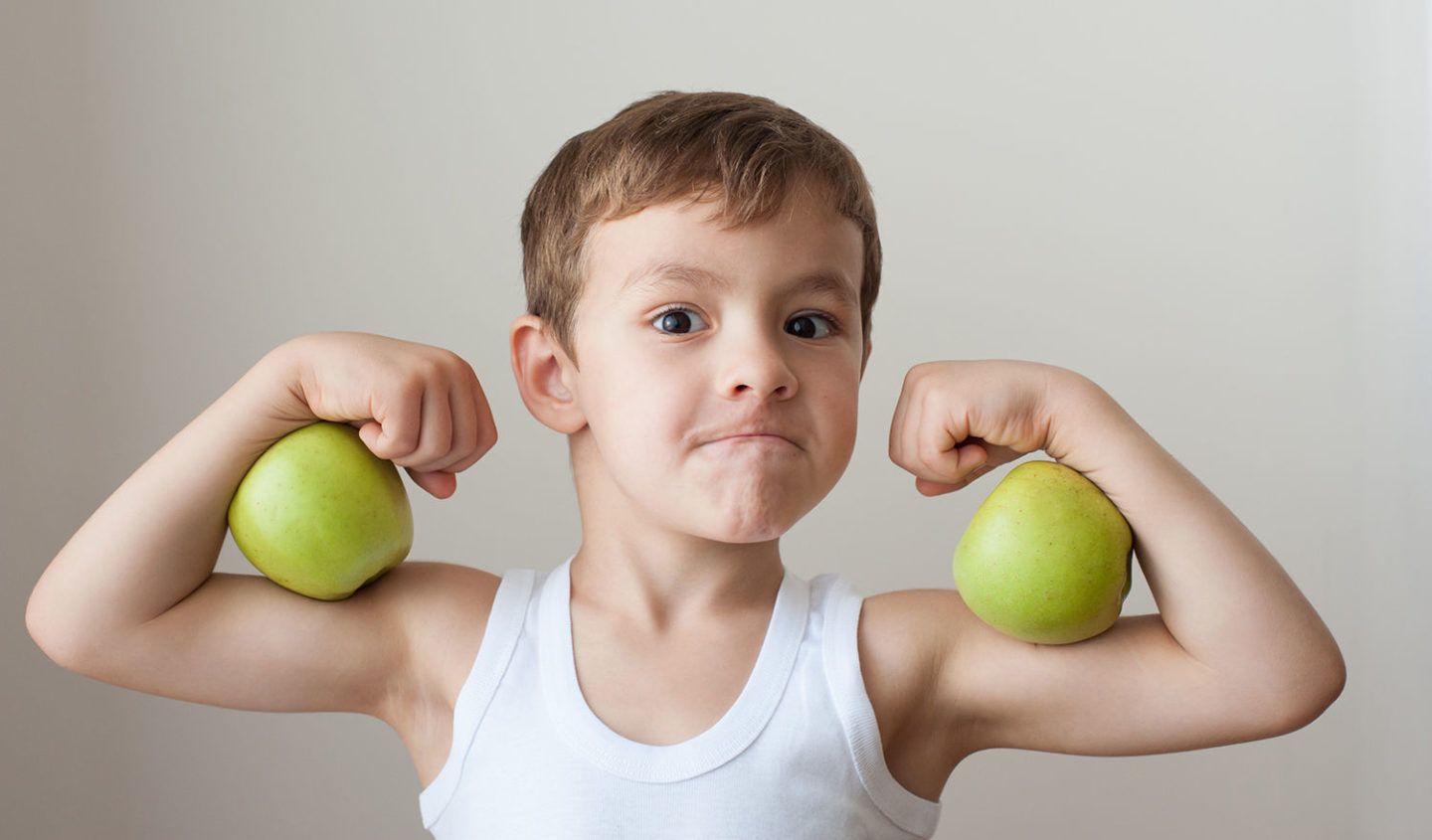 petit garçon enfant fort muscle santé pomme