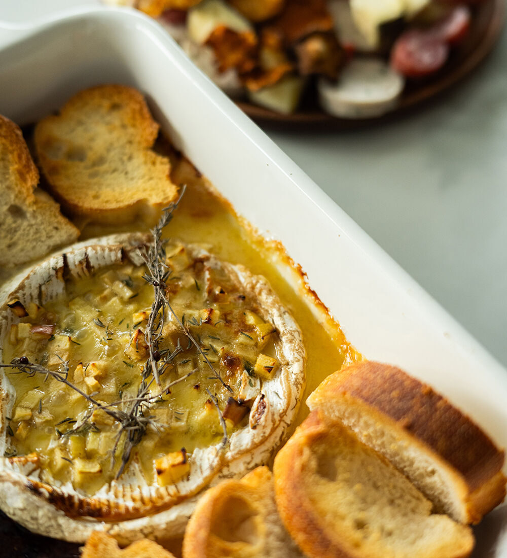 Camembert belge au four fondant, accompagné de tranches de pain grillé pour un apéro hivernal gourmand !