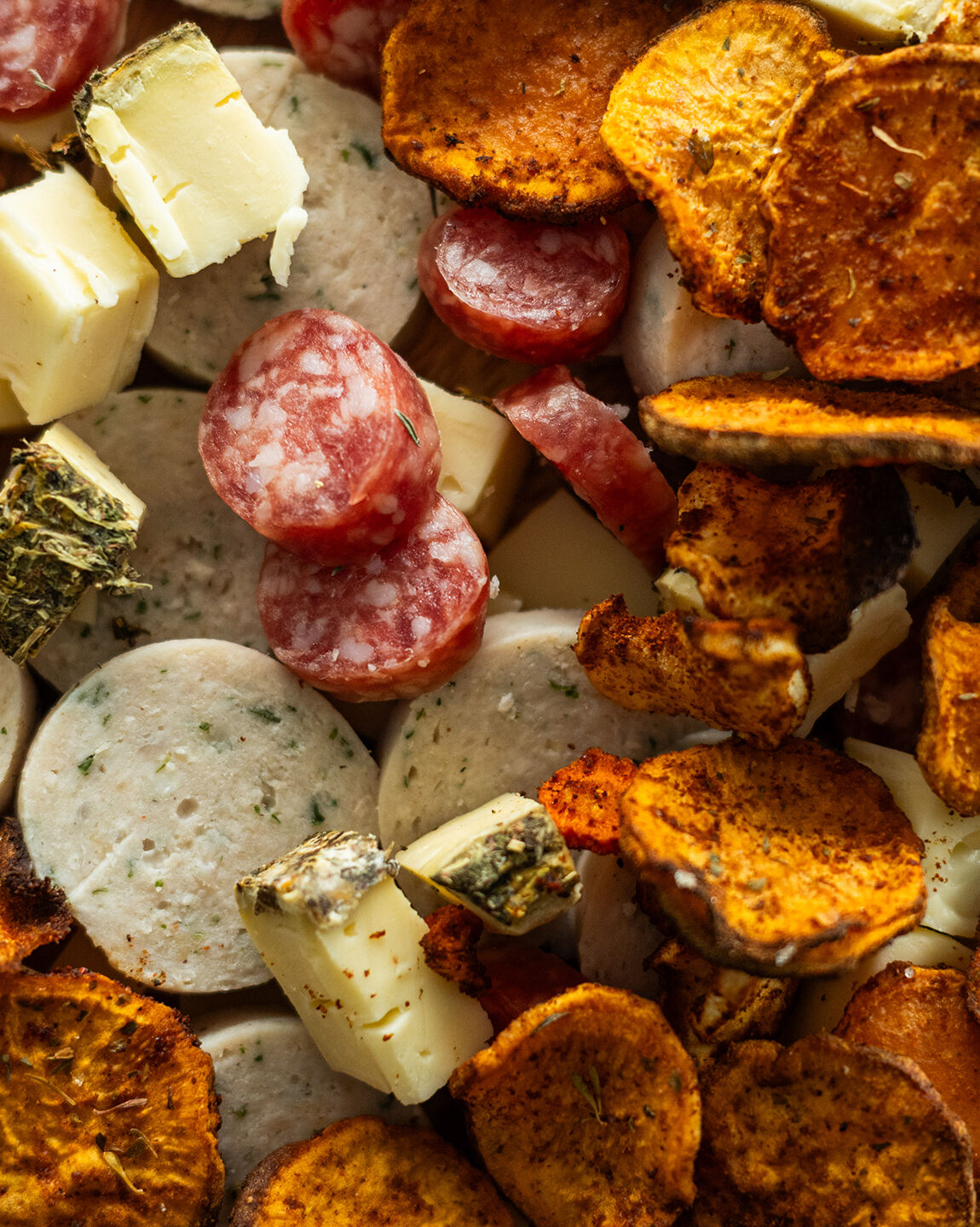 Assortiment de charcuteries, fromages belges et chips de légumes maison pour un apéro hivernal gourmand !