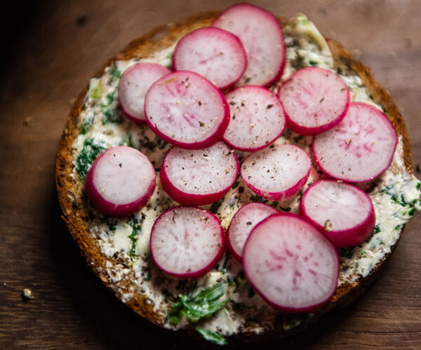 toast beurre végétal fanes radis