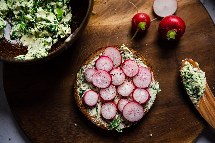 préparation recette toast beurre végétal fanes radis